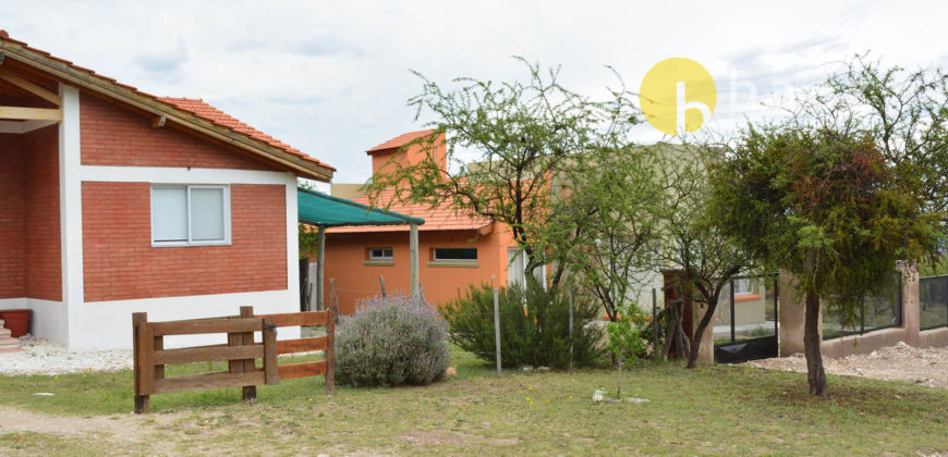 CASA Y DPTO EN BARRANCA COLORADA-MERLO