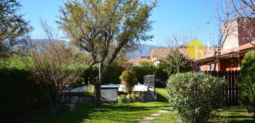 CASA CON DOS CABAÑAS Y PISCINA EN MERLO