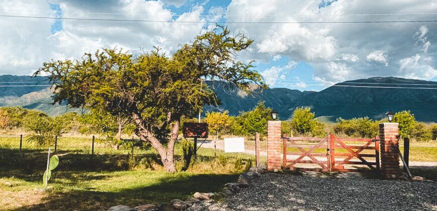 CASA EN AMPLIO LOTE EN LOS MOLLES