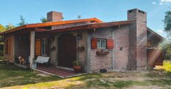 CASA EN AMPLIO LOTE EN LOS MOLLES