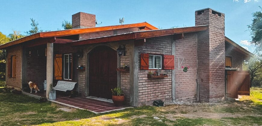 CASA EN AMPLIO LOTE EN LOS MOLLES