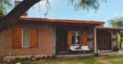 CASA EN AMPLIO LOTE EN LOS MOLLES