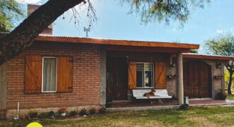 CASA EN AMPLIO LOTE EN LOS MOLLES