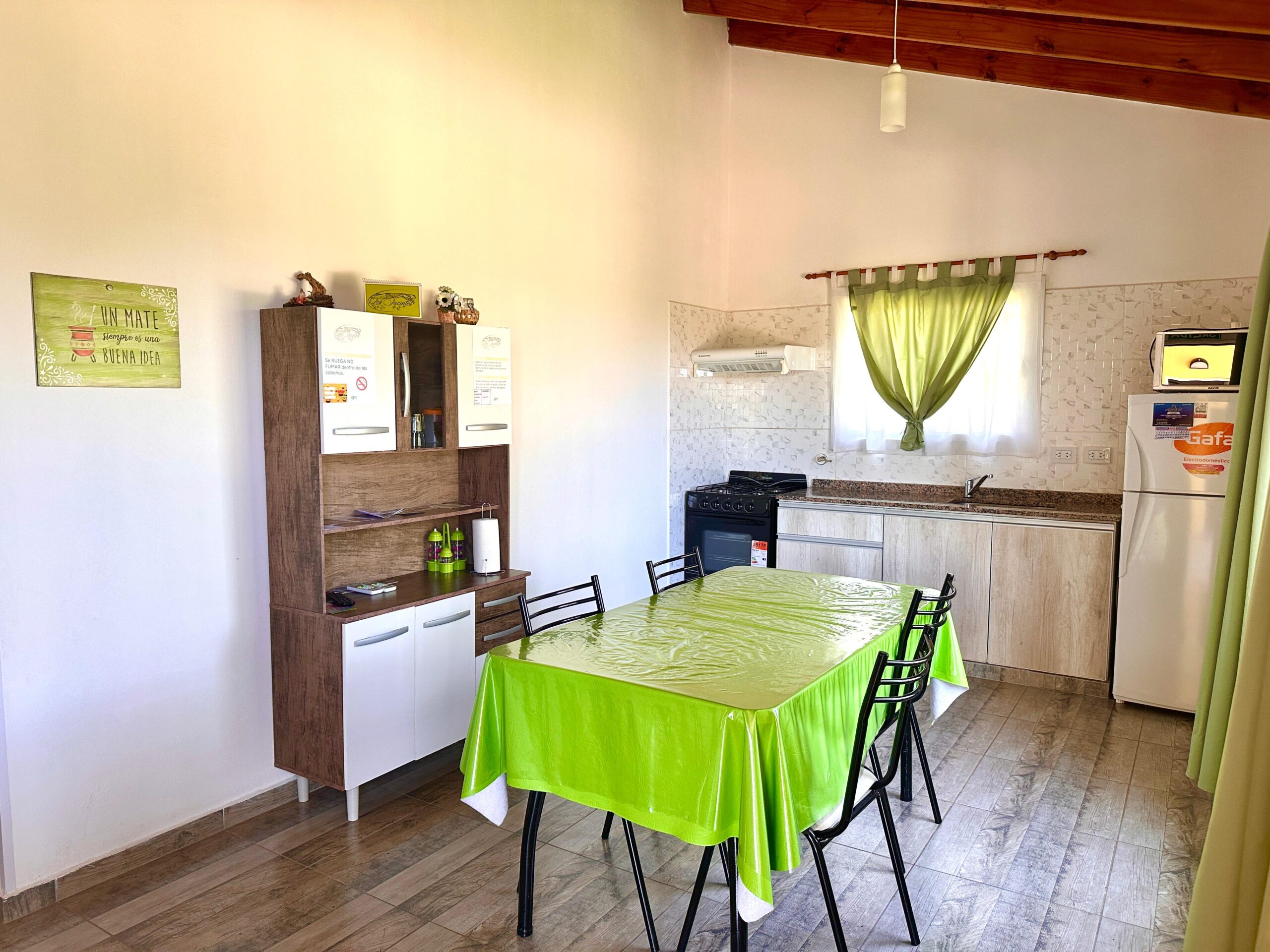 CASA PRINCIPAL, CABAÑAS Y PISCINA