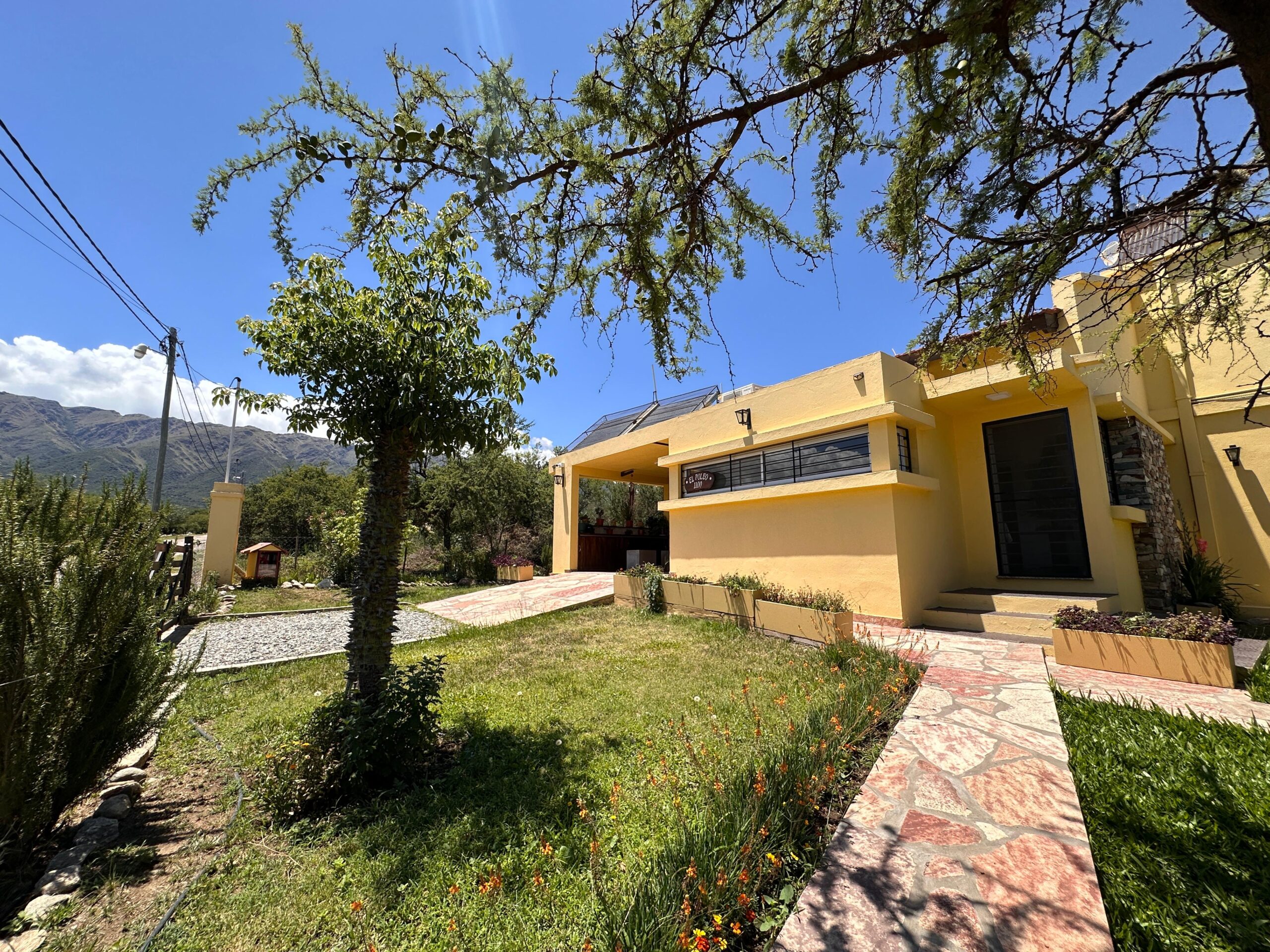 CASA PRINCIPAL, CABAÑAS Y PISCINA