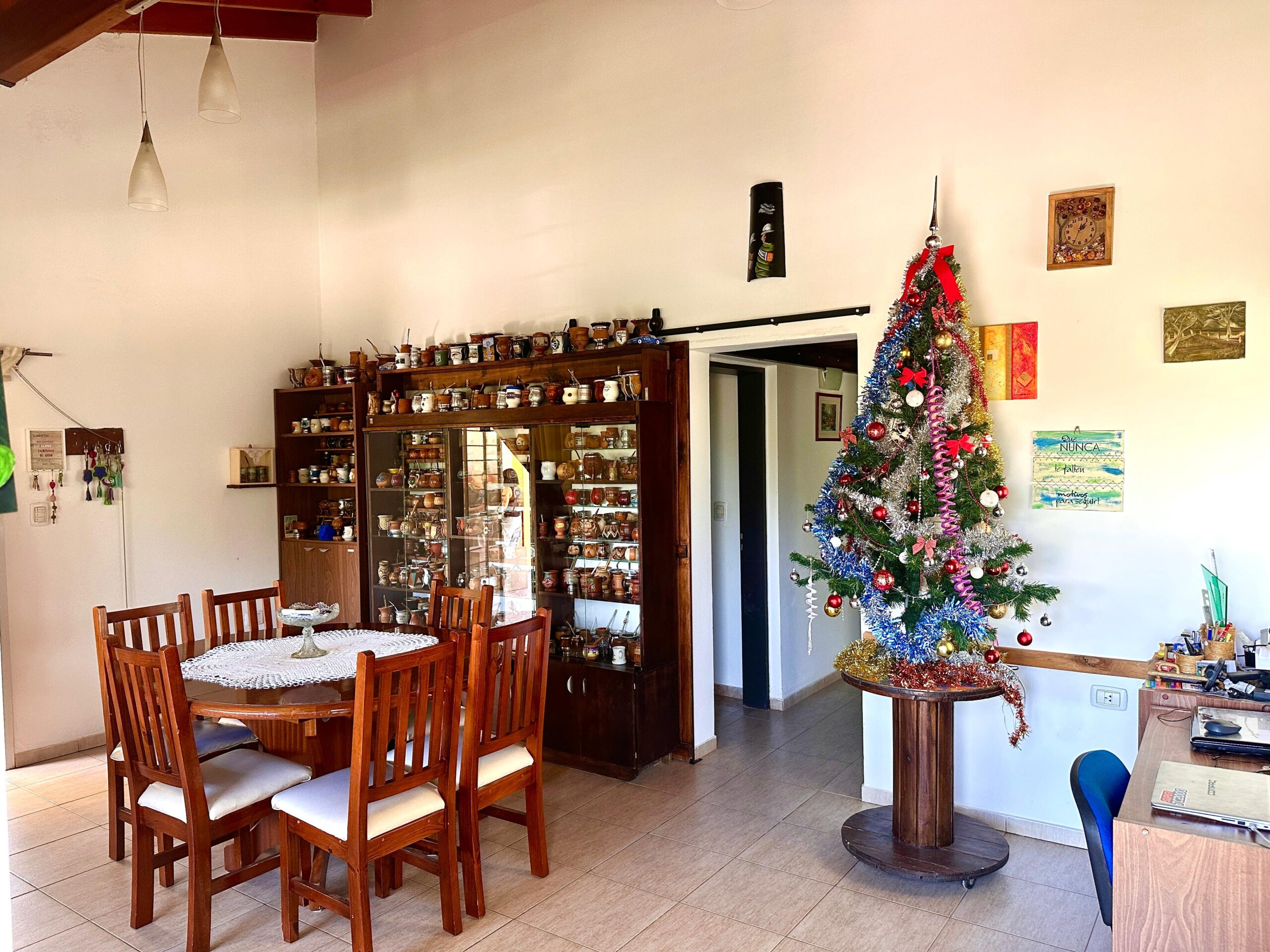 CASA PRINCIPAL, CABAÑAS Y PISCINA