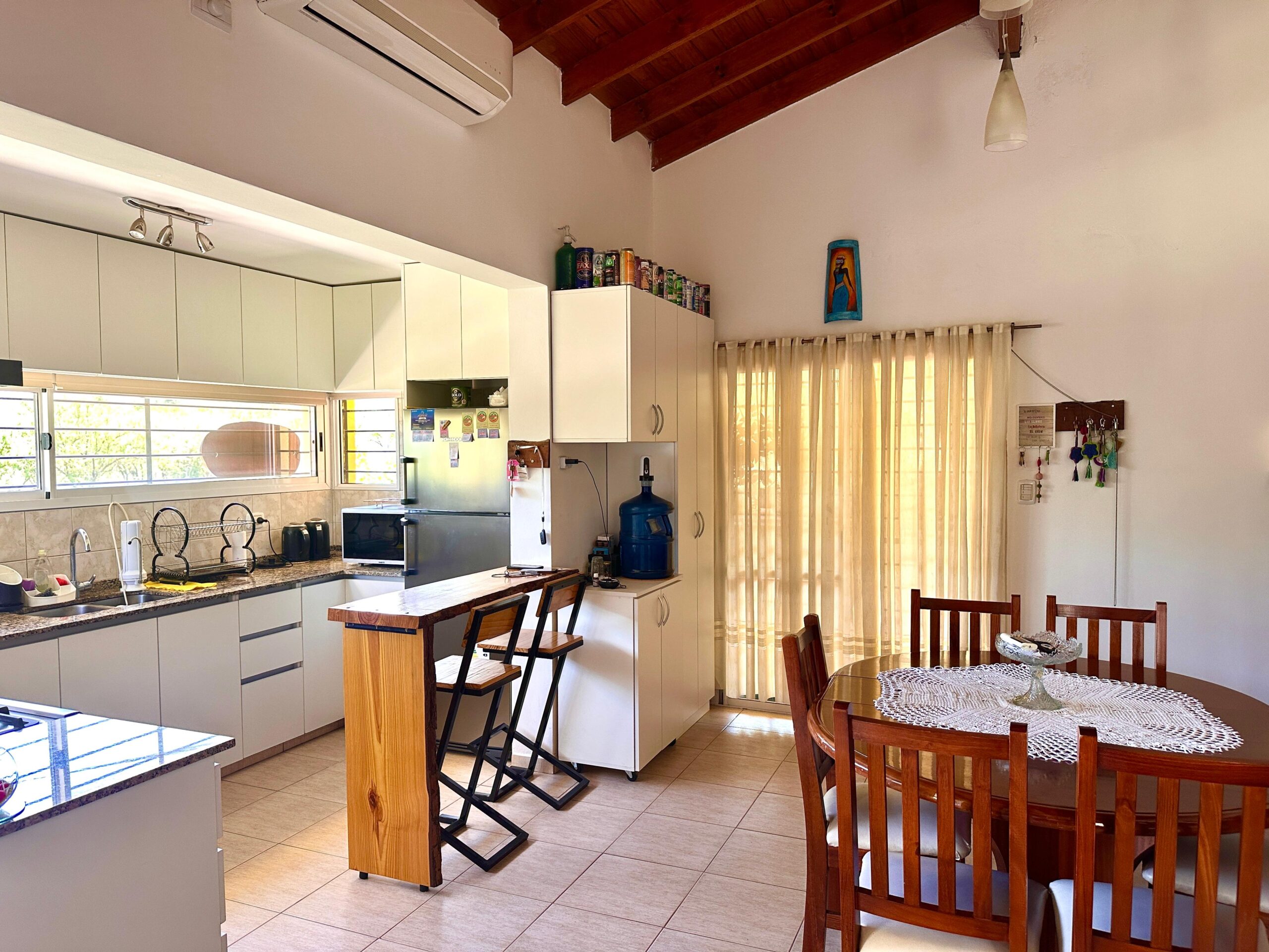 CASA PRINCIPAL, CABAÑAS Y PISCINA