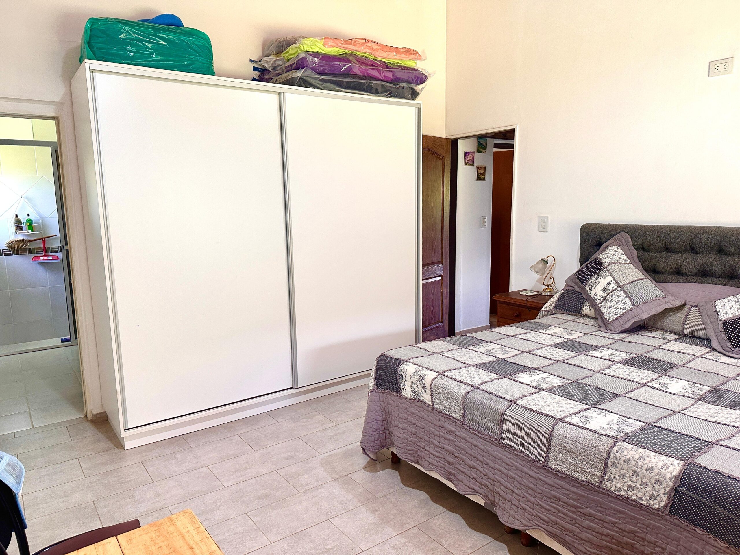 CASA PRINCIPAL, CABAÑAS Y PISCINA