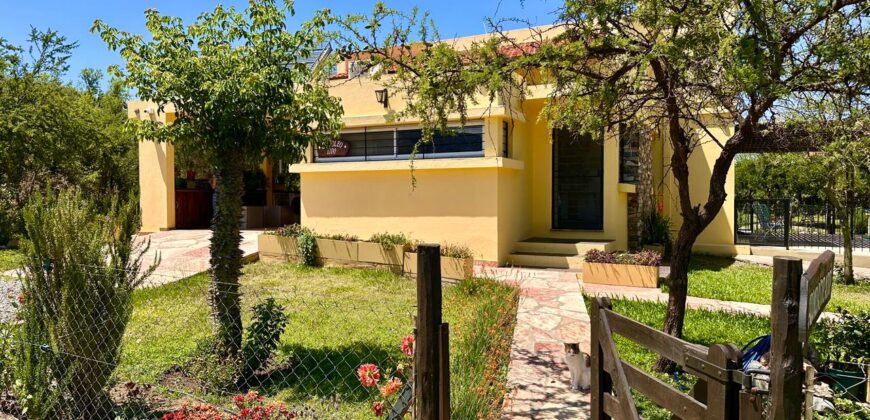 CASA PRINCIPAL, CABAÑAS Y PISCINA