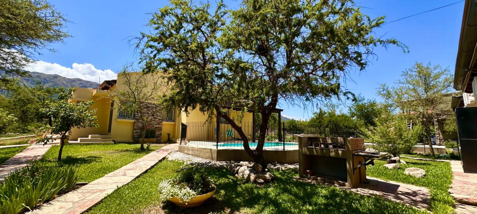 CASA PRINCIPAL, CABAÑAS Y PISCINA