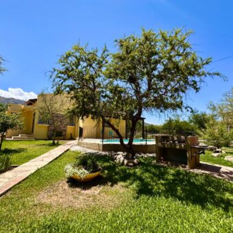 CASA PRINCIPAL, CABAÑAS Y PISCINA