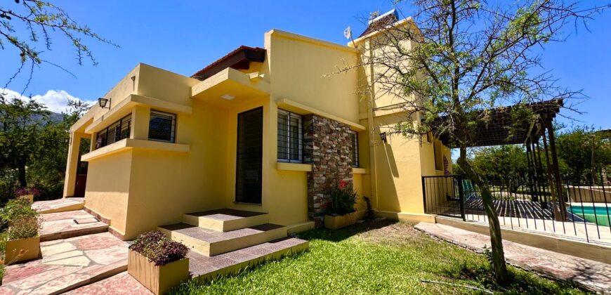 CASA PRINCIPAL, CABAÑAS Y PISCINA