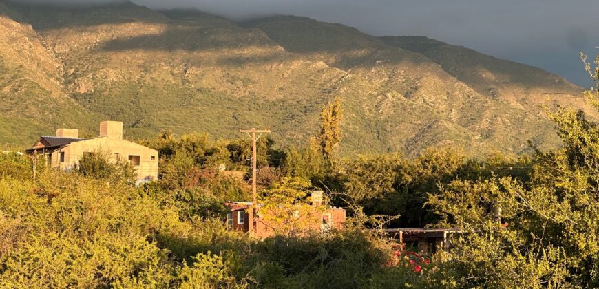 AMPLIA CASA SOBRE AV. LOS MANDARINOS