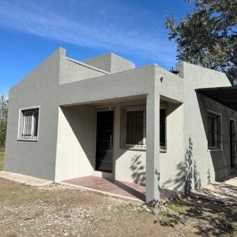 CASA CÉNTRICA CON AMPLIO PARQUE